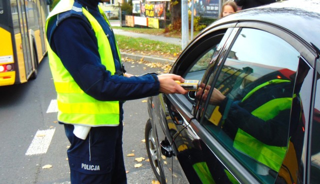 Policjanci z oświęcimskiej drogówki podczas kontroli w Kętach zatrzymali pijanego kierowcę