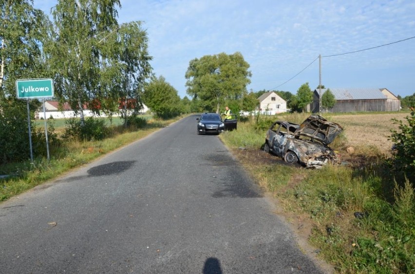 Wypadek w Julkowie. Opel stanął w płomieniach. Cztery osoby ranne