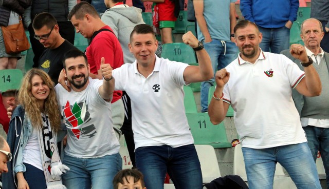 Niespełna 5 tys. widzów na Stadionie Ludowym w Sosnowcu cieszyło się ze zwycięstwa.
-&nbsp;Im też należą się słowa uznania. Pierwszy raz odkąd jestem trenerem Zagłębia wspierała nas tak liczna grupa - dziękował fanom trener Dariusz Dudek.