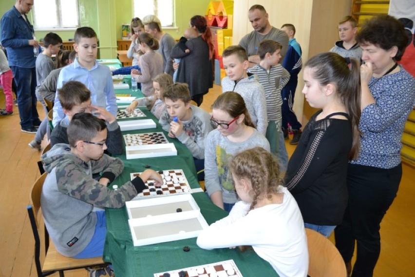 Suchy Dąb: 55 uczestników wzięło udział w Międzyszkolnym Turnieju Gry w Warcaby [ZDJĘCIA]