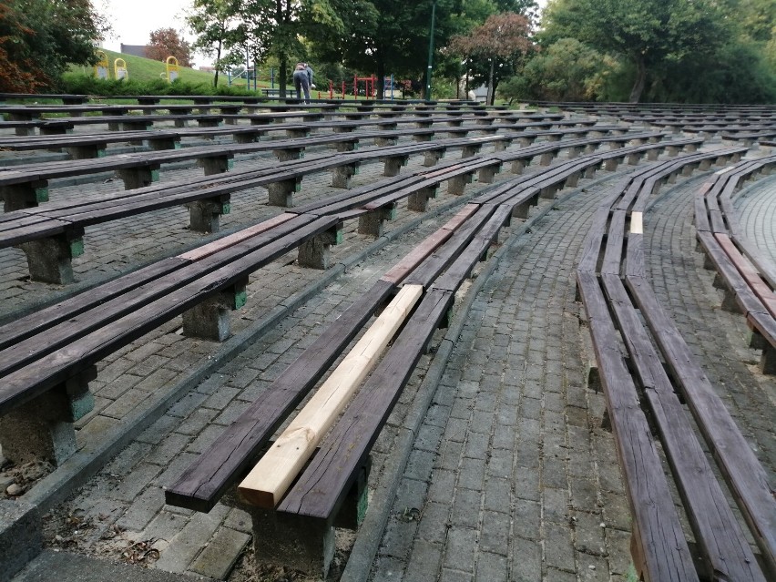 Park Przyjaźni w Kaliszu. Wandale regularnie niszczą...