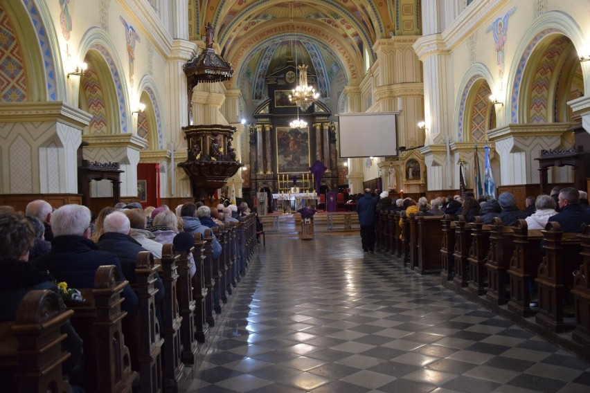 Rocznica katastrofy smoleńskiej w Zduńskiej Woli. Obchody w bazylice 