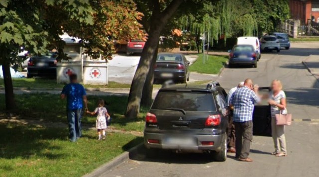 Kolorowy samochód lub inny pojazd z logo Google wraz z charakterystyczną "kopułką" na górze można było zauważyć przed laty także na ulicach Opatowa, kiedy robiono zdjęcia do funkcji Google Street View. Oto porcja nowych zdjęć mieszkańców upolowanych przez obiektywy kamer Google. Zobaczcie czy was nie ma.