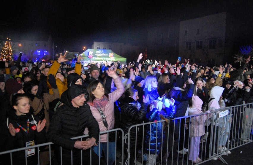 Pokaz ognia i energetyczny koncert C-BooL na finał Przystanek WOŚP w Piotrkowie ZDJĘCIA