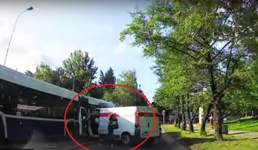 Bus Poczty Polskiej wjechał w autobus. Kierowca i pasażer uciekli z miejsca wypadku