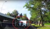 Bus Poczty Polskiej wjechał w autobus. Kierowca i pasażer uciekli z miejsca wypadku