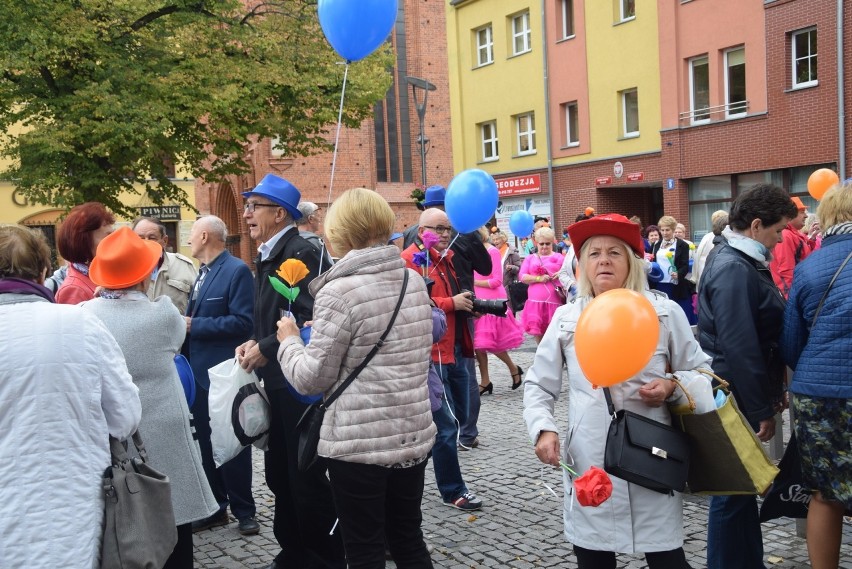 Dni Seniora w Stargardzie. Zobacz jak seniorzy paradowali przez miasto, a potem bawili się w parku 