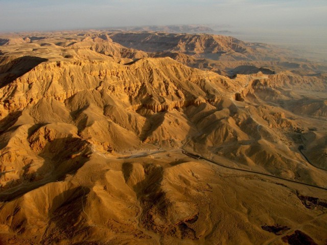 Dolina Królowych widziana z pokładu balonu (Luxor, Egipt). Widoczna droga prowadząca do Doliny.