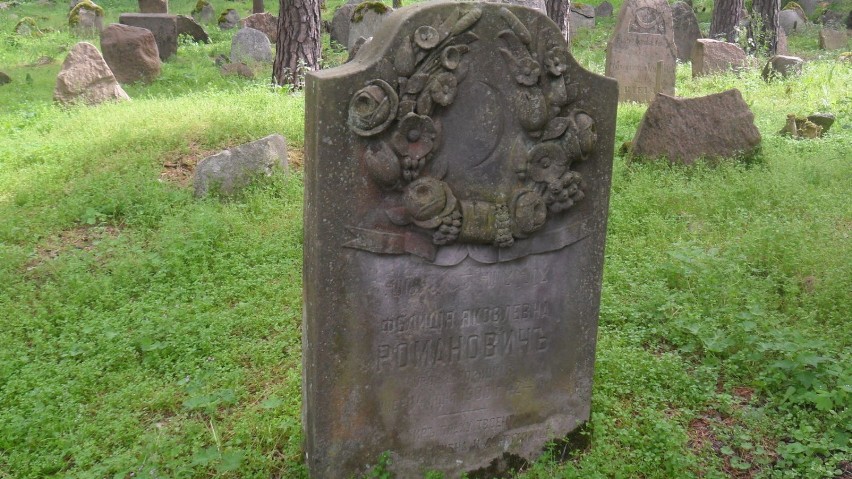 Jeden z najastarszych nagrobków na cmentarzu w...