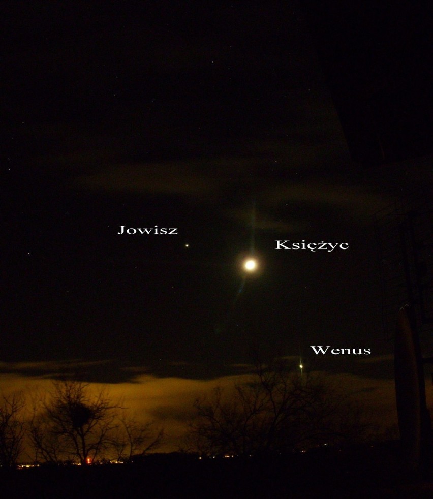 Księżyc pomiędzy Jowiszem i Wenus. Zdjęcie wykonane pod...