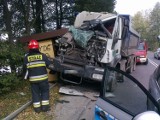 Wypadek w Żorach. Ciężarówka iveco uderzyła w tył autobusu linii 101. 8 osób zostało rannych