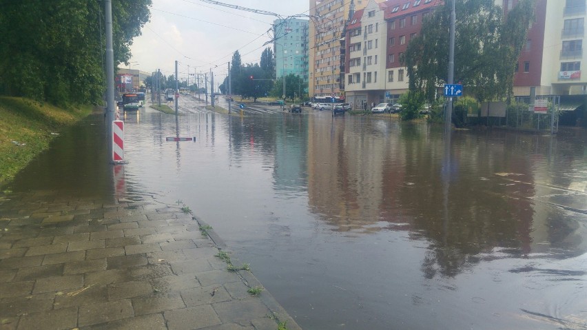 Gwałtowna burza w Szczecinie. Kilka ulic zostało zalanych