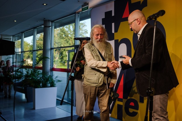 Jan Gomoła otrzymał z rąk Sekretarza Fotoklubu RP Tomasza Sobczaka medal Za Zasługi dla Rozwoju Twórczości Fotograficznej