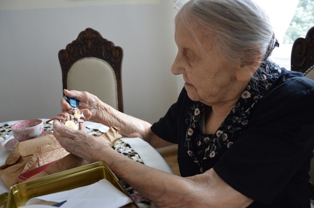 Janina Mikołajewska starannie przechowuje listy, jakie w czasie wojny wymieniała ze swoim ówczesnym narzeczonym - Zygmuntem Mikołajewskim. Odznaczenia i medale męża to dla niej najcenniejsze pamiątki