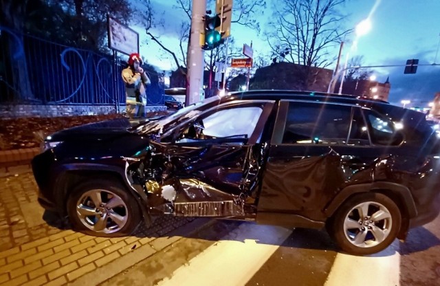 Przez kolizję pojazdu osobowego z tramwajem powstały duże utrudnienia w ruchu.