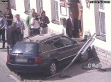 Wypadek Myślenice: kierowca wjechał w siedzibę starostwa [ZDJĘCIA]