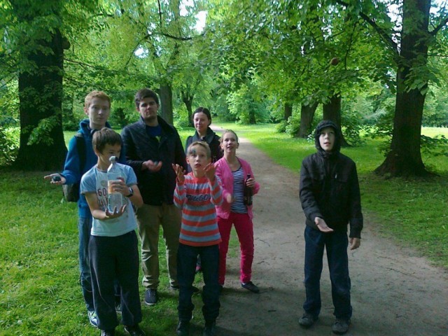 Grupa dzieci i wolontariuszy Akademii Przyszłości w Warszawie podczas warsztat&oacute;w zośki w parku Skaryszewskim.
