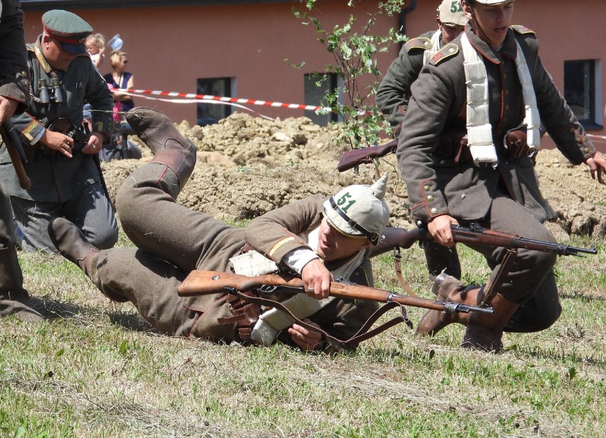 Rekonstrukcja historycznej bitwy na Klarowcu czyli Górze Rogowskiej. Tak walczono podczas I wojny światowej [ZDJĘCIA]