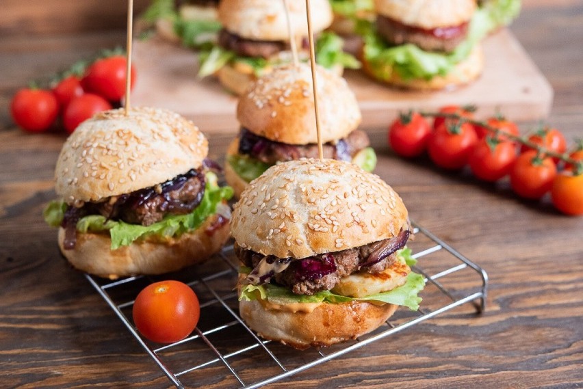 Burgery z halloumi i karmelizowaną cebulą...