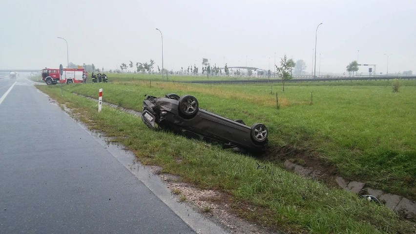 Wypadek na autostradzie A1 w okolicach Włocławka. Dachowanie mercedesa [zdjęcia, wideo]