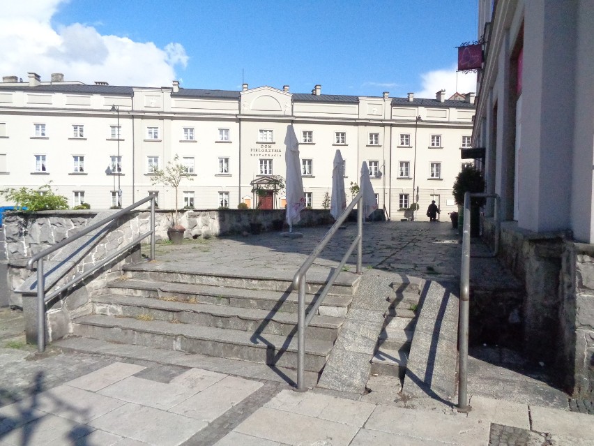 Czy zniknie "podium" przy budynku dawnego PDT-u w Kaliszu?