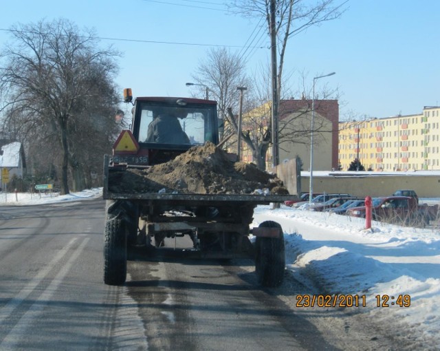 co się dziwić że takiej jakości jest nadzór gminy spójrzcie na sprzęt gminny - stan techniczny (brak lewej lampy, brak rejestracji przyczepy) tych to się \"stróże ze Sk....... nie czepiają, bo gminne..