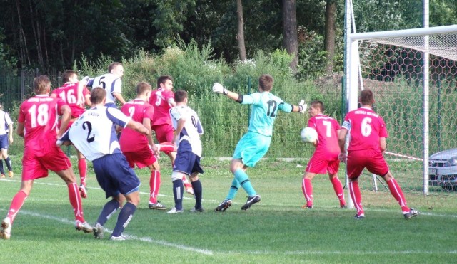 W takich okolicznościach Bartłomiej Sałapatek, obrońca Soły, zapewnił oświęcimianom prowadzenie 1:0 w meczu przeciwko Przebojowi Wolbrom w grupie małopolsko-świętokrzyskiej III ligi piłkarskiej.