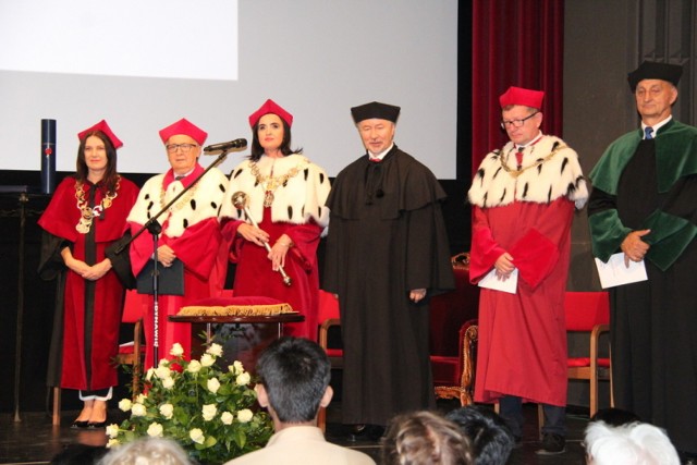 Uroczyste nadanie tytułu doktora honoris causa prof. Wiesławowi Banysiowi w Pałacu Kultury Zagłębia