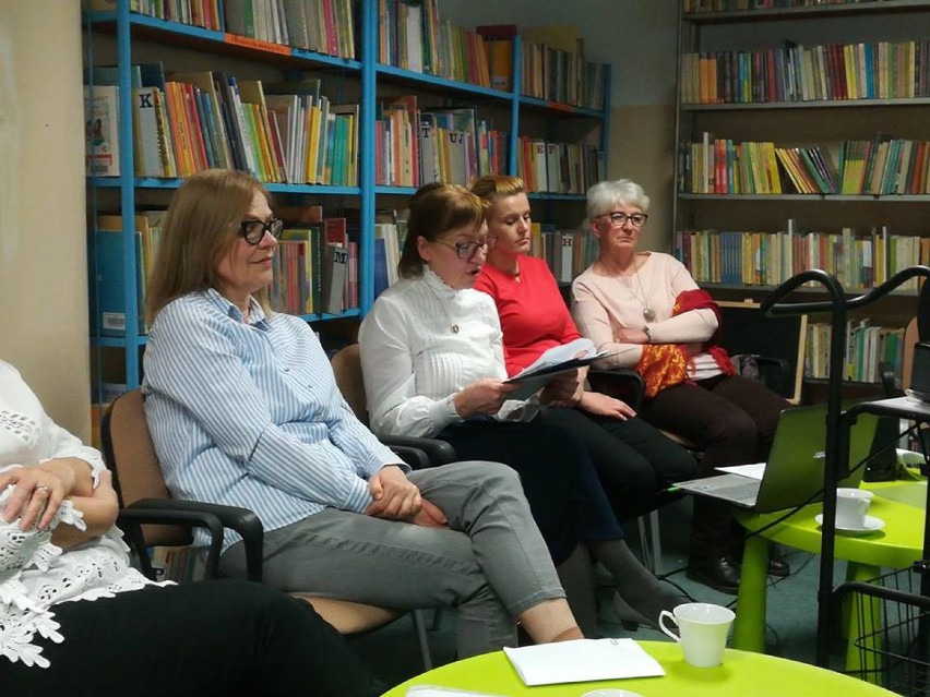 Biblioteka w Margoninie zaprosiła słuchaczy UTW na wspólne czytanie "Nad Niemnem" (FOTO)  