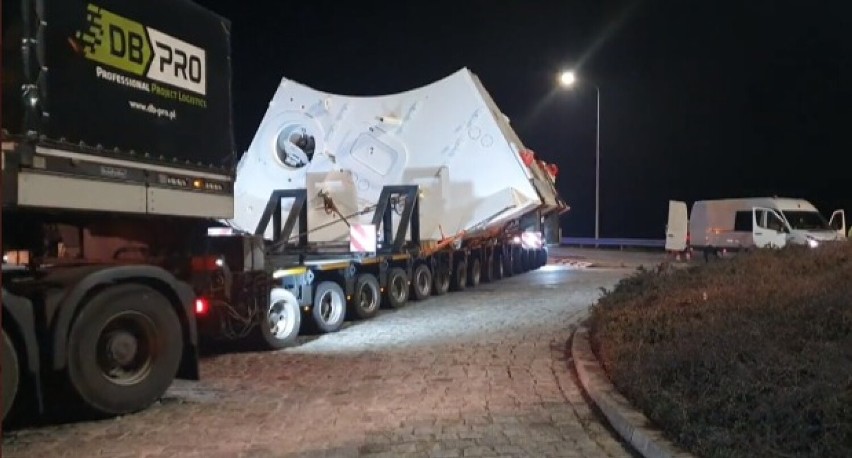 Gigantyczny kret znów rusza w drogę. Drugi konwój maszyny TBM na A1 i S8