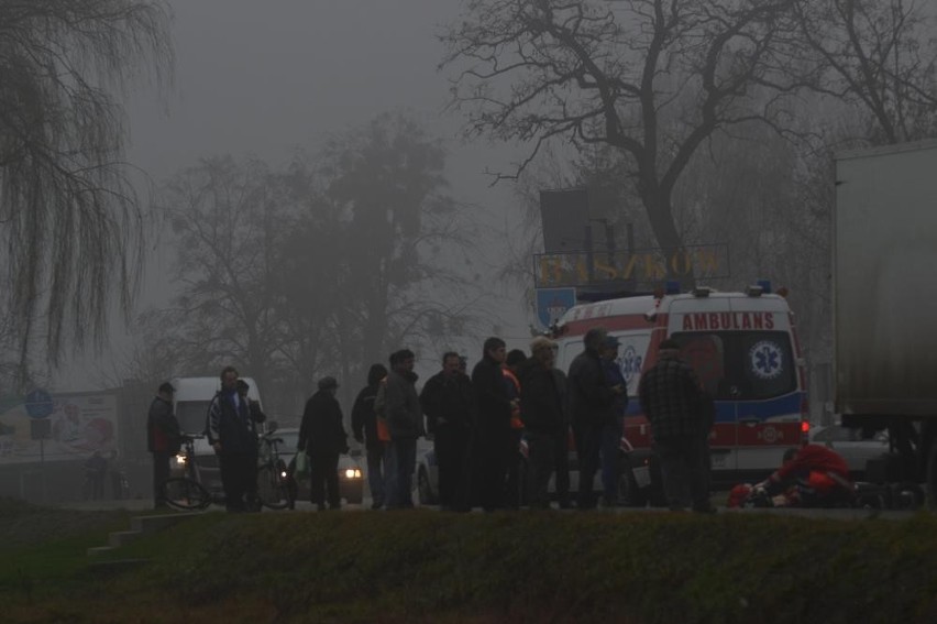 Powiat ostrowski: Śmiertelny wypadek w Przybysławicach. Kobieta wjechała pod ciężarówkę [ZDJĘCIA]