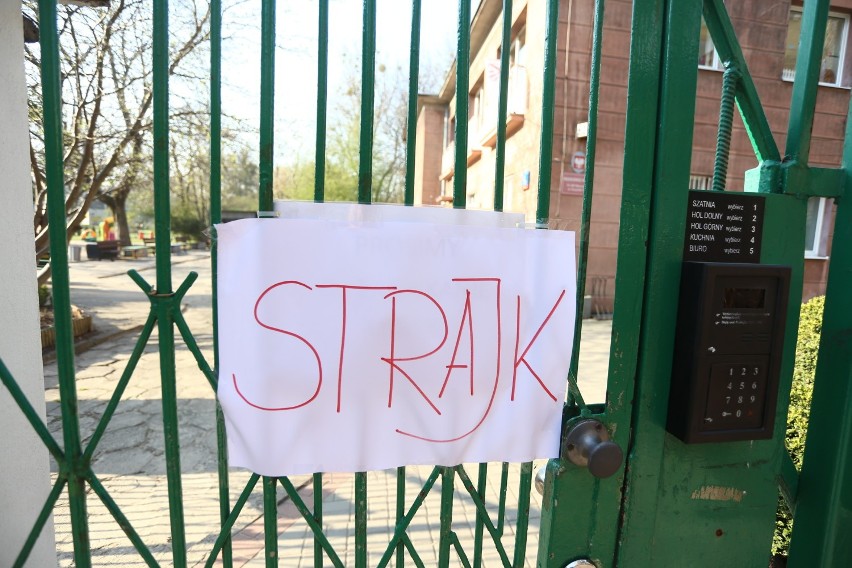 Trwa strajk nauczycieli w Warszawie. Zamknięte szkoły,...