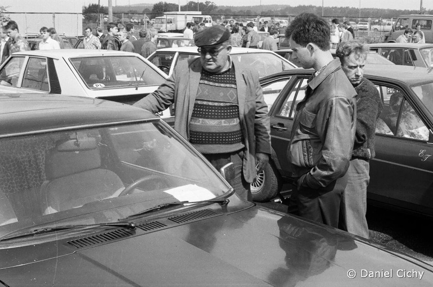 Giełdy samochodowe w Pile. To dopiero była atrakcja - kto kupił w ten sposób auto? [ZOBACZCIE ZDJĘCIA]