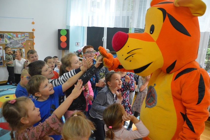 Piłkarze Chrobrego i Tygrysek odwiedzili dzieci z Przedszkola Jarzębinki [ZDJĘCIA]