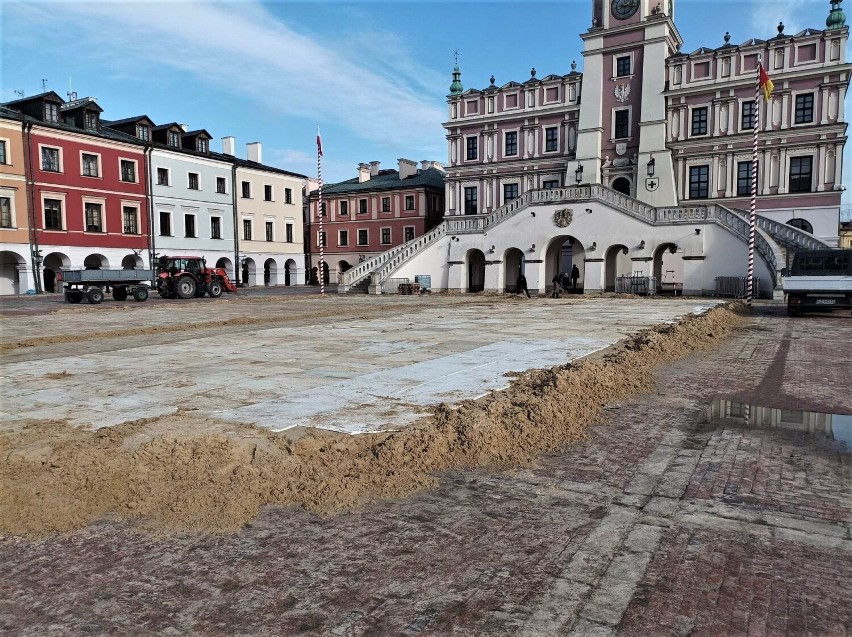 Pożegnanie z zamojskim lodowiskiem na Rynku Wielkim. Do następnej zimy