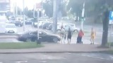 Kierowca na przejściu dla pieszych potrącił matkę z małym dzieckiem. Wstrząsające wideo