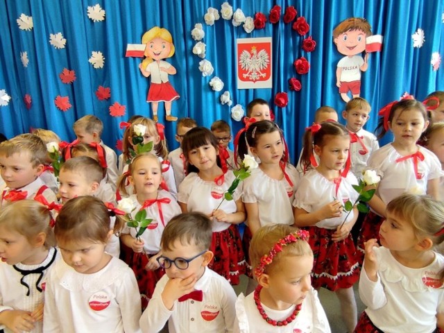 Dzieci z Przedszkola Samorządowego numer 14 imienia Marii Kownackiej w Kielcach pięknie uczciły Święto Niepodległości. Zobaczcie kolejne zdjęcia.