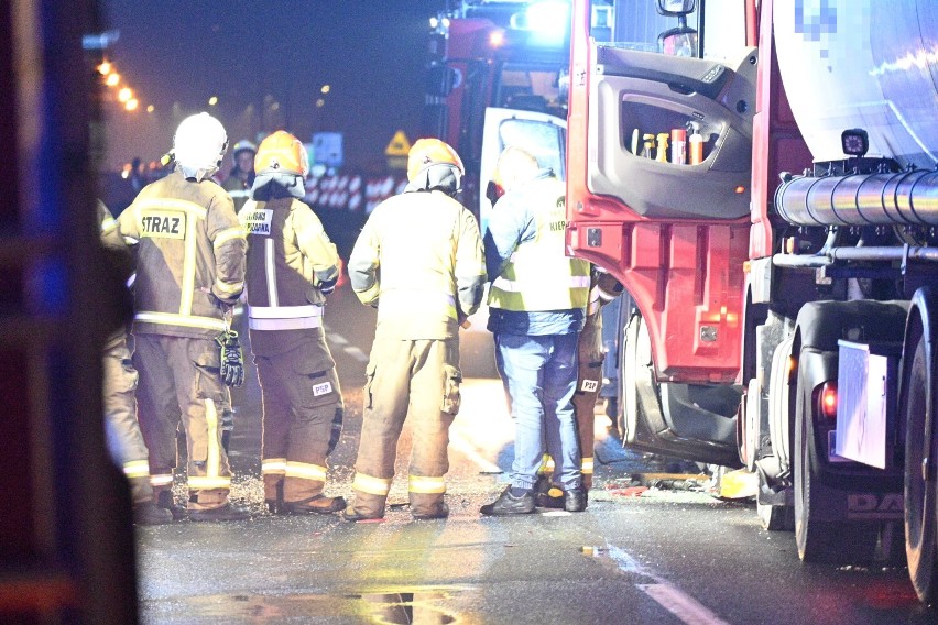 Poważny wypadek pod Świeciem. Osobówka zmiażdżona między dwiema ciężarówkami. Zobacz zdjęcia