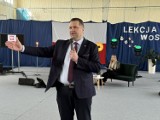 Przemysław Czarnek w I LO w Opocznie. Minister edukacji z lekcją wiedzy o społeczeństwie. ZDJĘCIA, VIDEO