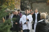 WSZYSTKICH ŚWIĘTYCH: Tłumy ludzi podczas mszy na cmentarzu w Krotoszynie [ZDJĘCIA]