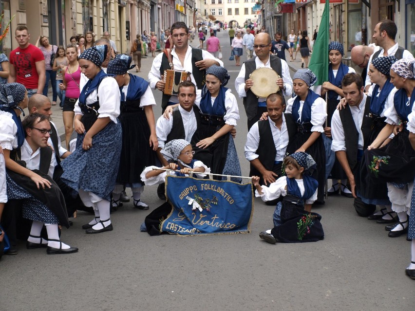 Włoski zespół Gruppo folk Glio Ventrisco na ulicu Krakowskie...