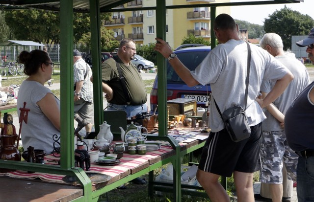 "Pchli targ" na targowisku miejskim przy ul. Paderewskiego w Grudziądzu (lipiec 2021)
