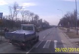Kraków: ominął samochód, który zatrzymał się przed przejściem dla pieszych [WIDEO]