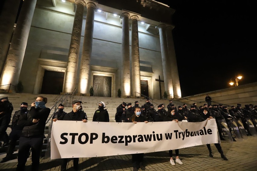 Strajk kobiet w Katowicach. Doszło do przepychanek. Policja zatrzymała kilka osób. Zdjęcia z soboty 24.10.2020