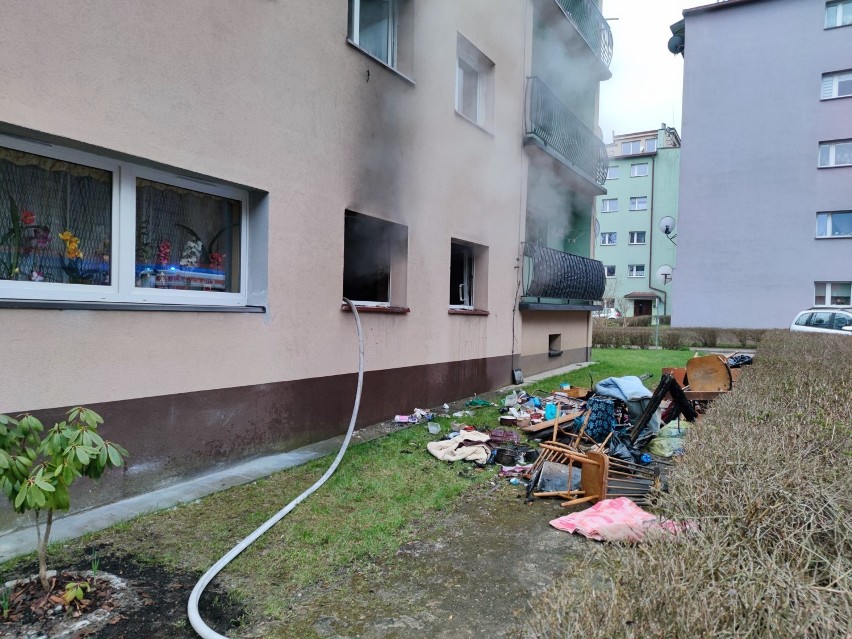 W trakcie pożaru ucierpiało mieszkanie zlokalizowane na parterze budynku wielorodzinnego
