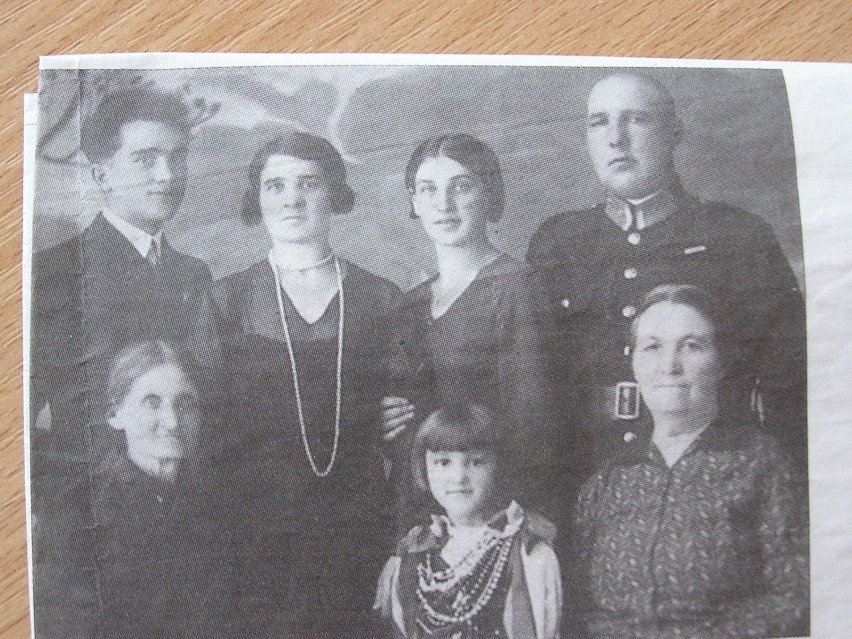 Pamiątkowe zdjęcie rodziny Kuszpitów wykonane przed wojną. Z...