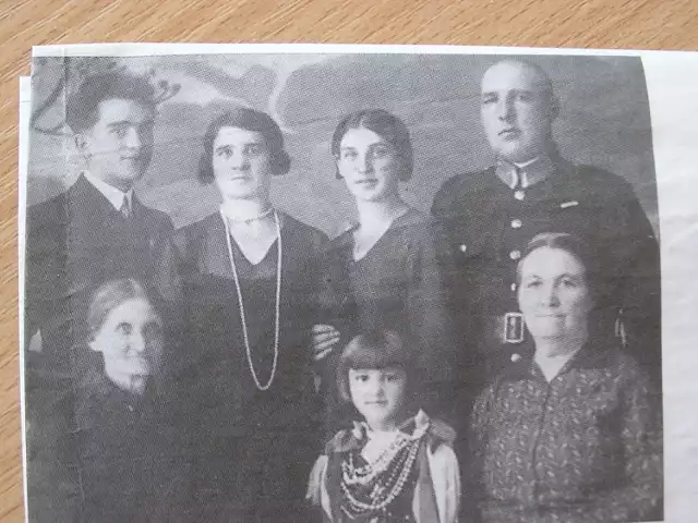 Pamiątkowe zdjęcie rodziny Kuszpit&oacute;w wykonane przed wojną. Z prawej strony stoi Julian Kuszpit, policjant, kt&oacute;rego Sowieci zastrzelili w podziemiach siedziby NKWD w Kalininie (dziś Twer) w 1940 roku. Pochowany jest w Miednoje (fot. reprodukc
