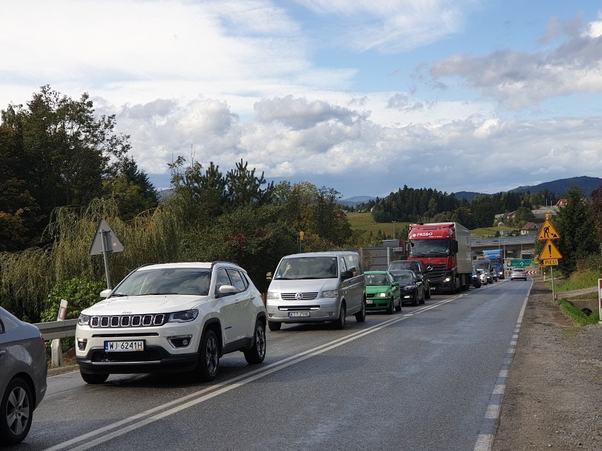 Ekspresowa zakopianka dalej stoi w korkach, bo kierowcy gubią się na rondzie w Skomielnej?