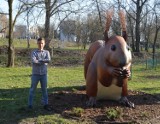 Nowe atrakcje w sosnowieckim parku. W Niwce pojawiły się posągi biedronki i wiewiórki 
