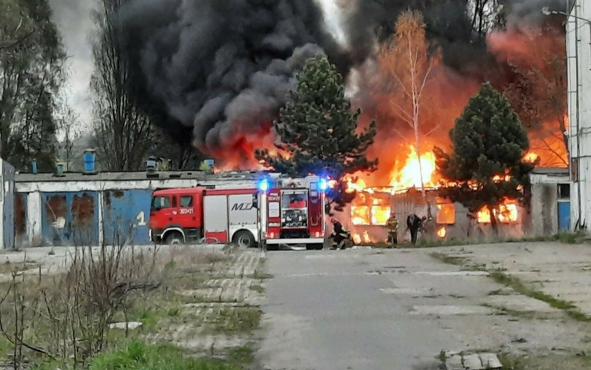 Duży pożar w Gdańsku przy Trakcie św. Wojciecha! Płonęły garaże